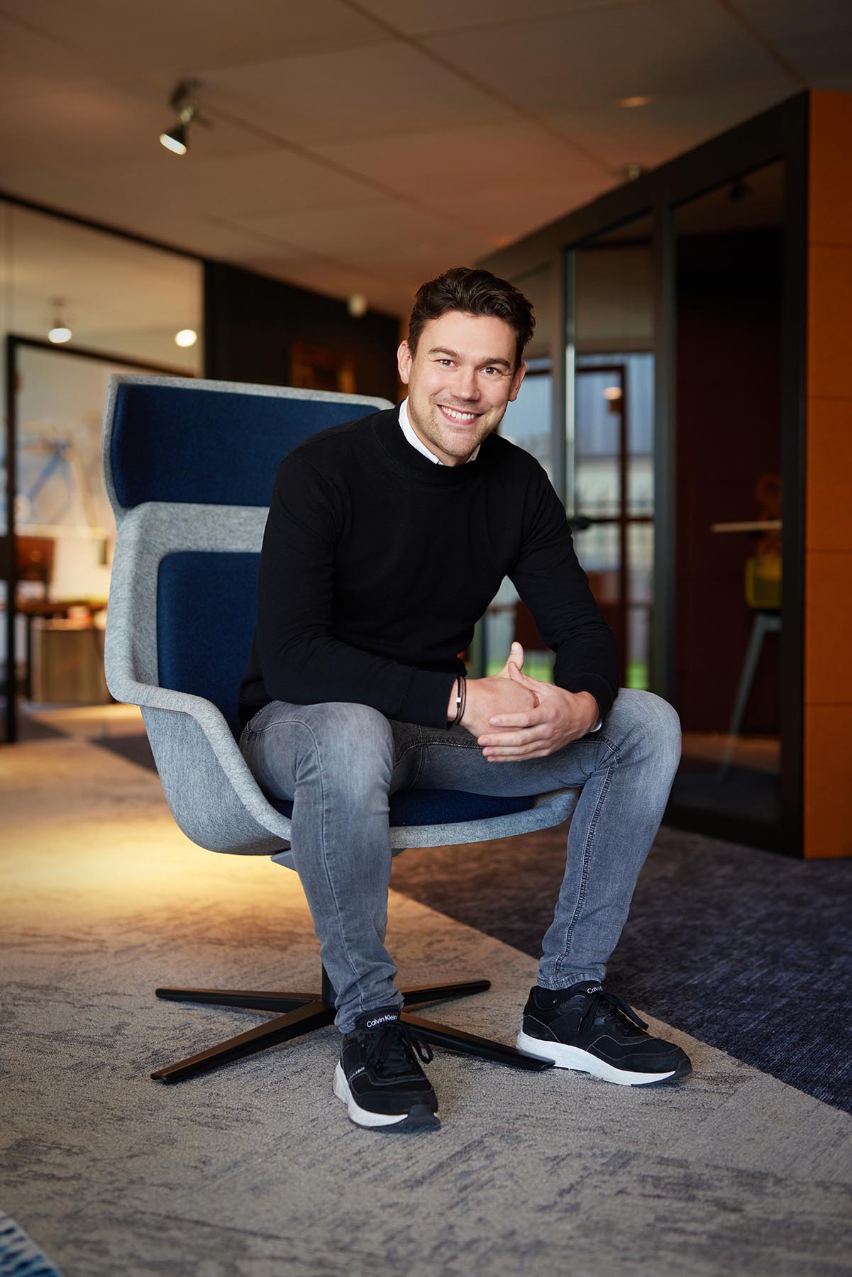 Joost Blom zittend in stoel