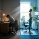 Vergelijking van ongezonde werkplek met gebogen houding versus ergonomische zit-sta bureau van CEKA met goede verlichting