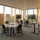 Moderne flexibele vergaderruimte met modulair meubilair, verstelbare tafels en stoelen in verschillende opstellingen