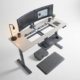Moderne hoogte-verstelbaar bureau in overgang met ergonomische accessoires, dual monitors en kabelmanagement