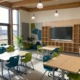 Moderne schoolklas met ergonomische stoelen, verstelbare bureaus en natuurlijk licht door grote ramen