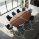 Luchtfoto van moderne vergaderruimte met ovale tafel, ergonomische stoelen en meetvisualisaties voor capaciteitsplanning