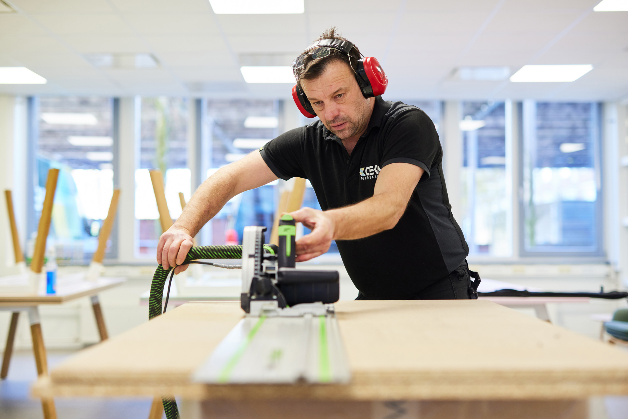 monteur interieurbouw bezig met montage op locatie