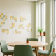 Lichte brainstormruimte in modern Nederlands kantoor met kleurrijke sticky notes op whiteboard, ronde eiken tafel en grote ramen.