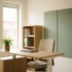 Ergonomisch zit-sta bureau met akoestische wandpanelen en natuurlijk daglicht in een Nederlandse zorginstelling.