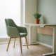 Ergonomische stoel met afwasbare bekleding naast een zit-sta bureau in een rustige zorgkantooromgeving met natuurlijk daglicht en een kleine kamerplant.