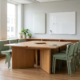 Flexibele vergaderruimte met modulaire tafels, stapelstoelen, whiteboard en akoestisch paneel in warm eiken en saliegroen.